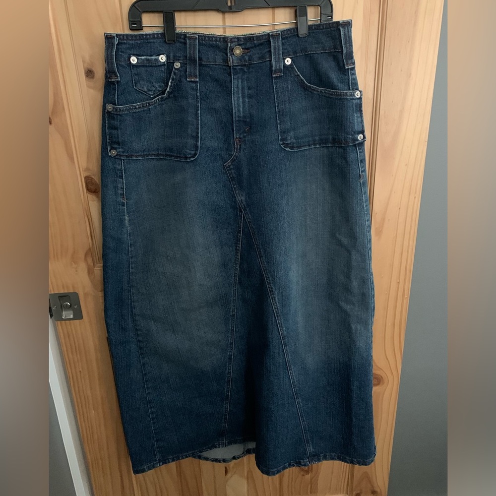 Vintage”ish” long Levi’s denim skirt. Women’s size 12.